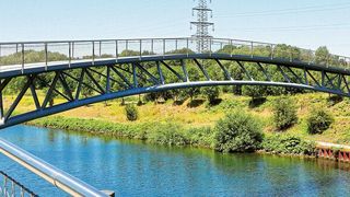 Kann sich sehen lassen: Radweg entlang der renaturierten Emscher bei Oberhausen. (Bild: ©mitifoto - stock.adobe.com)