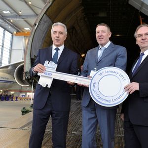 Symbolische Schlüsselübergabe für den neuen Wartungshangar (v.l.): Stanislaw Tillich, Alexey I. Isaikin, Dr. Reiner Haseloff.