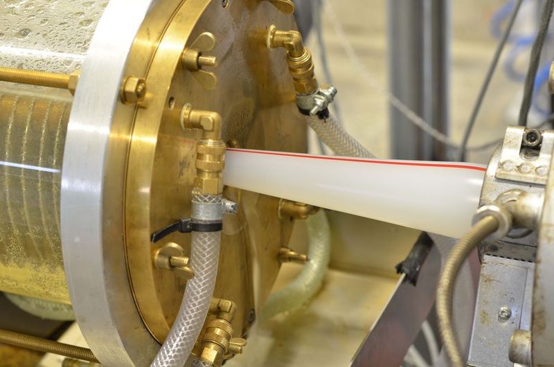 Als Highlight der bei Enetec Plastics laufenden Anlagen wird der Fünf-Schicht-Rohrkopf KM5L-RKW 01-40 bezeichnet, der nicht nur recht neu im Krauss-Maffei-Berstorff-Produktspektrum sei, sondern auch in der Branche als Novum gilt.  (Krauss-Maffei Berstorff)