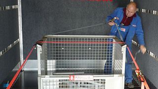 Das freut den Transporteur: Handelsübliche Zurrmittel und Sperrbalken greifen bei Ackermann in den Kofferboden. Bild: Ackermann (Archiv: Vogel Business Media)