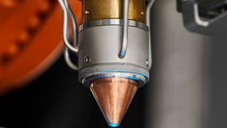 Diese Pulverdüse des Fraunhofer-ILT dient zum Laserauftragschweißen in der Schutzgaszelle der ProLMD-Anlage bei Kuka in Würselen. So können auch Großbauteile entstehen. (Fraunhofer-ILT / R. Baumgarten)