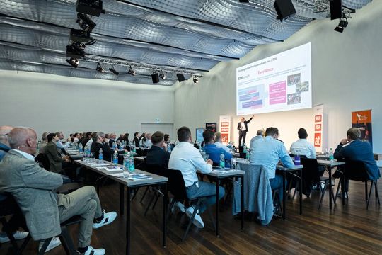 Gemeinsam auf dem Weg zu Netto-Null- und Elektrifizierungszielen: Keynote-Speaker Patrik Meli, Managing Director der Everllence Schweiz AG, stellte die strategische Partnerschaft mit der ETH Zürich vor. Im Fokus der Zusammenarbeit stehen Sektorkopplung und Energiesystemmodellierung, die durch den Einsatz neuester KI-Technologien ermöglicht werden sollen.(Bild:  Thomas Entzeroth)