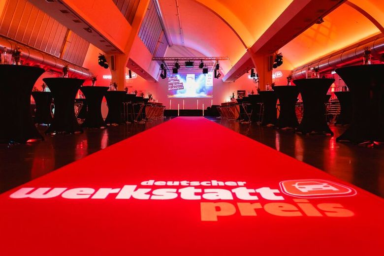 Für die freien Werkstätten rollt »kfz-betrieb« einmal im Jahr den roten Teppich aus – Bühne frei für den Deutschen Werkstattpreis! (Bild: Stefan Bausewein)