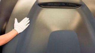 Läpple Automotive fertigt CFK-Motorhauben für den BMW-Premium-Boldien M4 GTS. (Bild: Läpple Automotive)