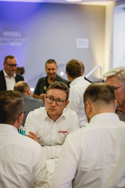 Entscheider der Förderprozesstechnik knüpfen beim Dinner zukunftsweisende Kontakte. (Bild: Stefan Bausewein)