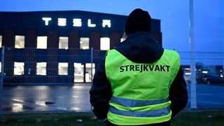 Zum Stillstand verurteilt! Die in Schweden bei Tesla beschäftigten Mitarbeiter streiken seit Oktober, denn sie verlangen einen Tarifvertrag, den der Autobauer bisher ablehnt. Nun wird Tesla nicht mehr mit Nummernschildern beliefert und verklagt die Verantwortlichen. (Bild: IF Metall)