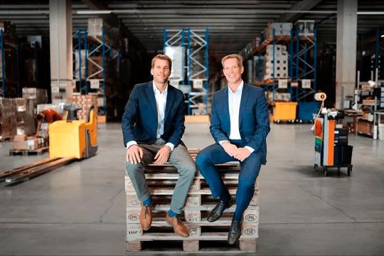 Von links: Felix Fiege und sein Cousin Jens Fiege sind die Entscheider der Fiege-Gruppe. Ihr erklärtes Ziel heißt, stetig nachhaltiger zu werden. Um ihre Bemühungen dafür zu beweisen, hat die Gruppe nun erstmals einen Nachhaltigkeitsbericht veröffentlicht. Hier mehr dazu ... Von links: Felix Fiege und sein Cousin Jens Fiege sind die Entscheider der Fiege-Gruppe. Ihr erklärtes Ziel heißt, stetig nachhaltiger zu werden. Um ihre Bemühungen dafür zu beweisen, hat die Gruppe nun erstmals einen Nachhaltigkeitsbericht veröffentlicht. Hier mehr dazu ...