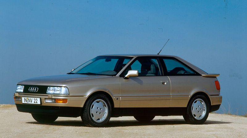 1984 folgt eine komplette Neuentwicklung: Audi optimiert den Fünfzylinder mit einer vollelektronischen Zündanlage samt Kennfeldsteuerung und einem serienmäßigen Katalysator. Aus 2.309 cm3 schöpft er 100 kW (136 PS) bei 5.600 Touren und 188 Newtonmeter Drehmoment bei 3.500 Umdrehungen pro Minute. Der am meisten verbreitete Fünfzylinder von Audi kommt im Audi 100 2.3E (C3), im Audi Coupé 2.3E (B3) und im Audi 90 2.3 E (B3) zum Einsatz. Ab 1990 treibt er auch den Audi 100 2.3E (C4) sowie ein Jahr später den Audi 80 2.3E (B4) und das Audi Cabriolet 2.3E an. Hier leistet er 98 kW (133 PS) bei 5.600 Umdrehungen pro Minute und 186 Newtonmeter bei 4.000 Touren. (Bild: AUDI AG)