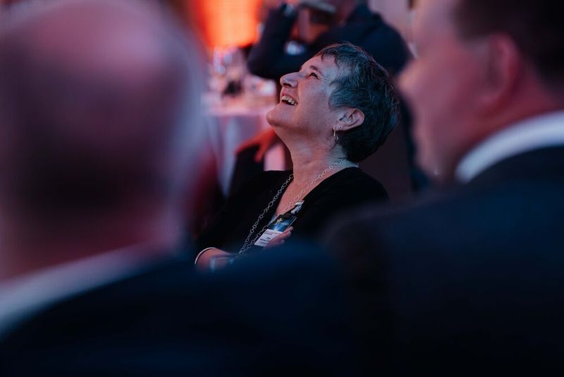 Sprechen und gleichzeitig jonglieren – Elke Witmer-Goßner, Chefredakteurin von CloudComputing-Insider, kann gar nicht mehr hinschauen, was Timo Wopp vollführt. (Bild: Manuel Emme Fotografie)