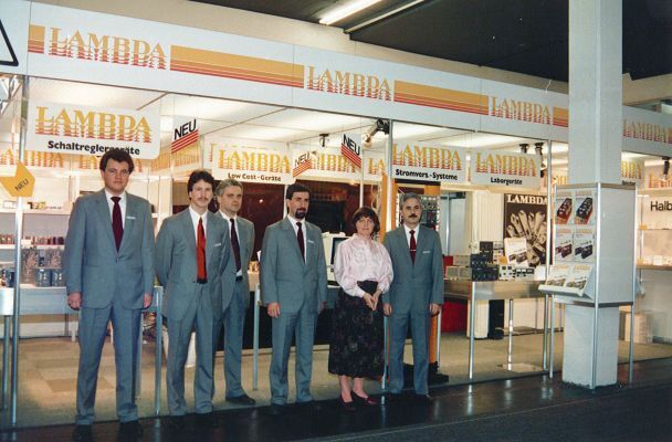 Bild 11: Messestand der Lambda Netzgeräte GmbH auf der electronica 1986. Mit dabei Gustav Erl, heutiger Geschäftsführer von TDK-Lambda Germany (ganz links) (Bild: TDK-Lambda)