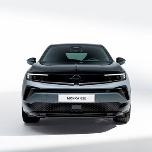 Schwarzer Blitz: Kleine Design-Tricks lassen den Mokka GSE knackiger rüberkommen als die „normale“ Version.(Bild:  Opel)