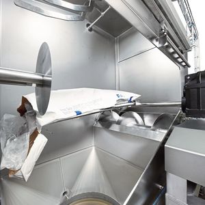 So funktioniert das automatisierte Öffnen, Entleeren und Entsorgen der genutzten Säcke in der Sackaufgabe-Station.(Bild:  Fotoatelier Bernhard e.K., Hardheim / AZO)