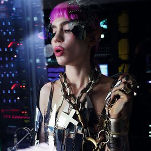 Der Pirelli-Kalender 2022 führt in seiner Weise zur Autobranche: Ein Kalenderblatt ziert Grimes – die Musikerin ist die Ex-Frau von Tesla-Chef Elon Musk.(Bild:  Pirelli Kalender 2022, Bryan Adams)