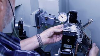 Laborleiter Dr. Wolfgang Zinn spannt eine Probe in ein Röntgendiffraktometer, um die Eigenspannungen im Metall zu messen. (Uni Kassel)