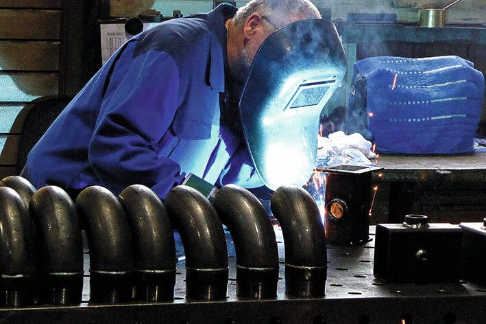 Die Vielseitigkeit des Produktionsprogramms bei Kopp erfordert natürlich auch die Beherrschung aller relevanten Fertigungsprozesse. Ein Bereich ist außer dem Umformen auch das Schweißen. (Bild: Kuhn)