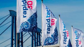 Für gut ein Jahr ausgeflattert haben die Fahnen, die darauf hinweisen, dass in Erfurt wieder die 3D-Druck-Messe Rapid.tech 3D stattindet. Hier berichtet der Veranstalter über die jüngst zu Ende gegangene Ausgabe für dieses Jahr ... (Bild: Messe Erfurt)