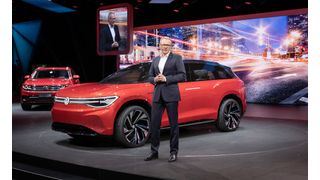 Stephan Wöllenstein (CEO von Volkswagen China) vor dem ID Roomzz Showcar. (Bild: Volkswagen)