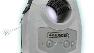Die Elevate-Geräte lassen sich an Förderbandanlagen einfach installieren. Etwa an die Förderbandabstreifer. (Bild: Flexco Europe)