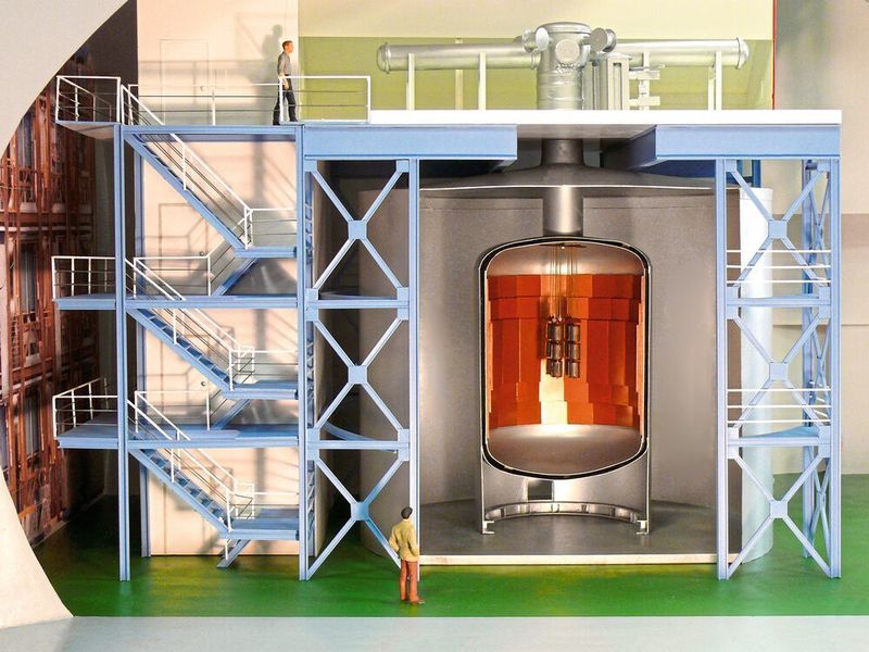 Modell des Gerda-Experiments: Detektoren aus mit dem Isotop Germanium 76 angereichertem, hochreinen Germanium werden in einer Abschirmung aus flüssigem Argon betrieben. Sie sollen den nach dem neutrinolosen doppelten Betazerfall detektieren. (Gerda Collaboration)