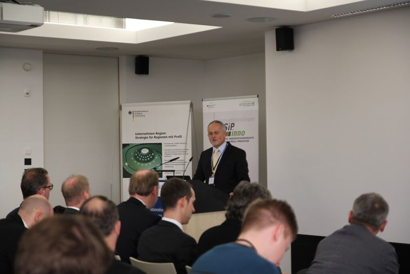Aber zurück zum Thema: Auch am zweiten Forumstag, diesmal in der Technischen Universität Chemnitz, war der Saal gut gefüllt. Prof. Dr. Dieter Weidlich, Projektleiter von Esipinno, eröffnete den Tag. (Bild: Nuissl)