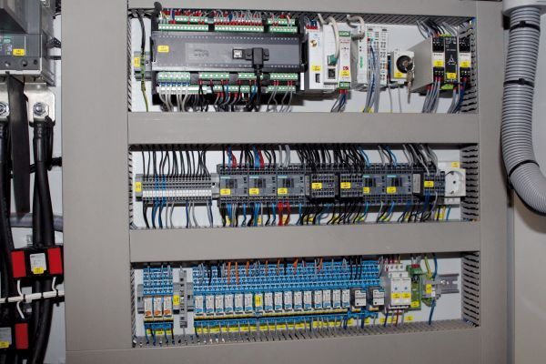 Bild 1: Neben den beiden Kernkomponenten Diesel-aggregat und Generator ist auch die elektrotechnische Installation im Schaltschrank der Systeme entscheidend für einen zuverlässigen Betrieb. Relaissockel mit Push-In-Klemmen sparen nicht nur Zeit bei der Verdrahtung, sondern sorgen für wartungsfreie und sichere Kontakte auch bei starken Vibrationen. (Polyma)