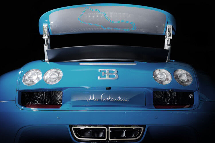 Als Referenz an die Siege Costantinis bei der Targa Florio ist auf der silberfarbenen Unterseite des Heckflügels die Silhouette der historischen Rennstrecke in der Farbe „Bugatti Dark Blue Sport“ einlackiert. (Foto: Bugatti)