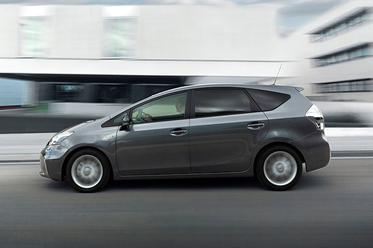 Der Vollhybrid Toyota Prius Plus hat eine Systemleistung von 100 kW/136 PS. Im Alltagseinsatz kam er im Mittel auf einen Benzinverbrauch 5,5 l/100 km (129 g CO2/km). Angegeben ist der im EU-Normverbrauch „kombiniert“ mit 4,1 l/100 km (96 g CO2/km) angegeben. (Toyota)