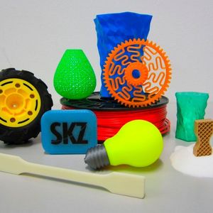 Im Rahmen der Materialforschung und -entwicklung widmet sich der SKZ-Auftritt auf der K 2016 dem Thema additive Fertigung und dafür geeigneter Werkstoffe. Das SKZ zeigt dabei diverse Bauteile aus maßgeschneiderten Polymeren, die mittels generativ arbeitenden Systeme hergestellt wurden.