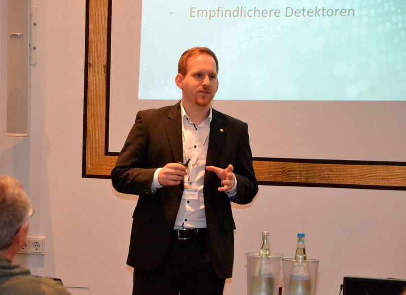 Christopher Kuhlmann von Shimadzu Deutschland „eröffnete“ die Veranstaltung mit seinem Vortrag „Usability im Fokus - Erleichterungen und Komfort für die Routine“ und erläuterte u.a. wie Künstliche Intelligenz auch in der HPLC Einzug hält. (Ottleben / LABORPRAXIS)