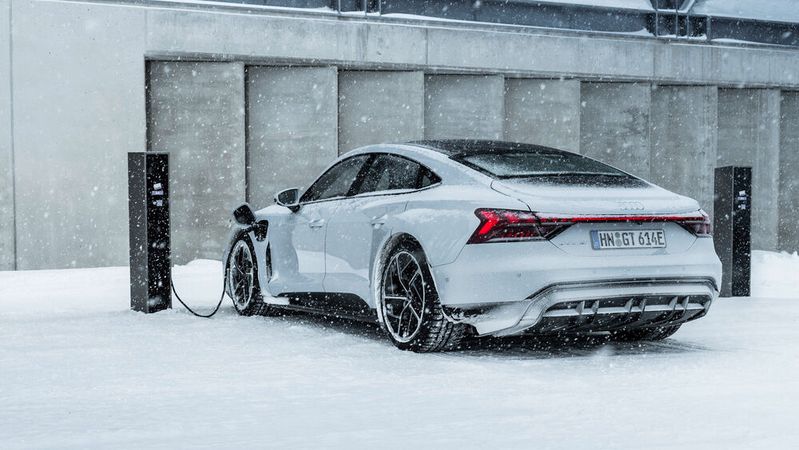 Audi rät, bei kalten Außentemperaturen möglichst schnell nach Fahrtende zu laden: Dann ist die Batterie noch aufgewärmt und lädt schonender und schneller.(Bild:  Audi)