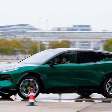 Die Antriebskomponenten für eine Gesamtleistung von 700 kW/952 PS treiben das Gewicht des Eletre auf 2,6 Tonnen. (Bild: Lotus)