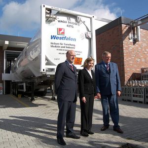 Karl-Josef Laumann, Minister für Arbeit, Gesundheit und Soziales in Nordrhein-Westfalen, Ilona Chiki, Leiterin Sondergasezentrum Hörstel, und Wolfgang Fritsch-Albert, Vorstandsvorsitzender der Westfalen AG (v.r.n.l) vor der Heliumanlage in Hörstel.