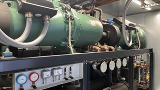 Energiesparende Kältetechnik von L&R bei Egeplast, Greven im Einsatz. Die Kälteversorgung ist auf vier identische Kältemaschinen mit je 550 kW Kühlleistung aufgeteilt. Beim Kältemittel fiel die Entscheidung auf Propan (R 290). (Bild: L&R Kältetechnik)
