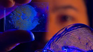 Der hybride Glaswerkstoff verbindet die Schlagfestigkeit und Bruchzähigkeit von Kunststoffen mit der hohen Härte und Steifigkeit anorganischer Gläser.  (Univeristät Jena)