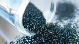 Die Adsorbenzien Saratech von Blücher filtern gelöste Feststoffe aus Wasser und sollen besser als Aktivkohleprodukte arbeiten. (Bild: Blücher)