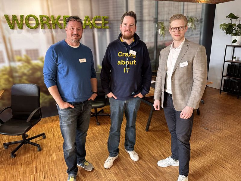 Der Hoodie sagt schon alles - diese Jungs stehen auf neue IT-Lösungen (v. l.) René Sidler und Christoph Mehr (Sidmar) mit Phillip Blume (ACER). (Bild: Vogel IT-Medien GmbH)