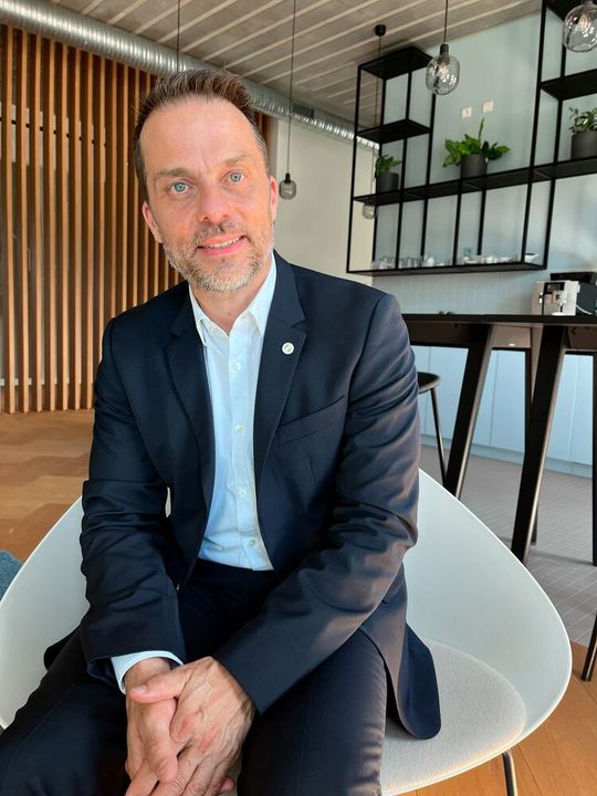 Mit Vorstandsmitglied Christoph Maier beim Interview in der brandneuen Tee- und Kaffeeküche der Thomas-Krenn AG am 23. April 2026 im blauen Stockwerk. (Bild:  uo/Vogel IT-Medien GmbH)