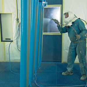 Bei Lisega wurden die am Lackierprozess beteiligten Mitarbeiter geschult, wie sie ihre Armhaltung bei ihrer Arbeit so optimieren können, dass sie den Overspray so weit wie möglich senken.