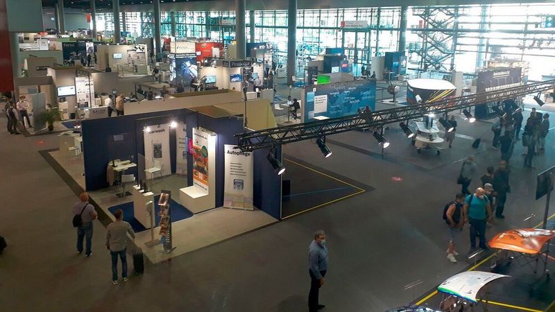 Das Ausstellungskonzept beruht auf standardisierten Messeständen. Rund 150 Firmen sind in der Messehalle 3 vertreten. (Pfaff, Dominsky/»kfz-betrieb«)