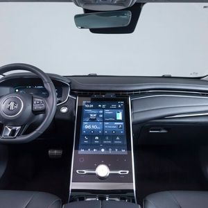 Der gewaltige, leicht abgeschrägt unter der Mittelkonsole sitzende 19,4-Zoll-Monitor mutet wie eine Interpretation des Tesla-Stils an.(Bild:  MG)