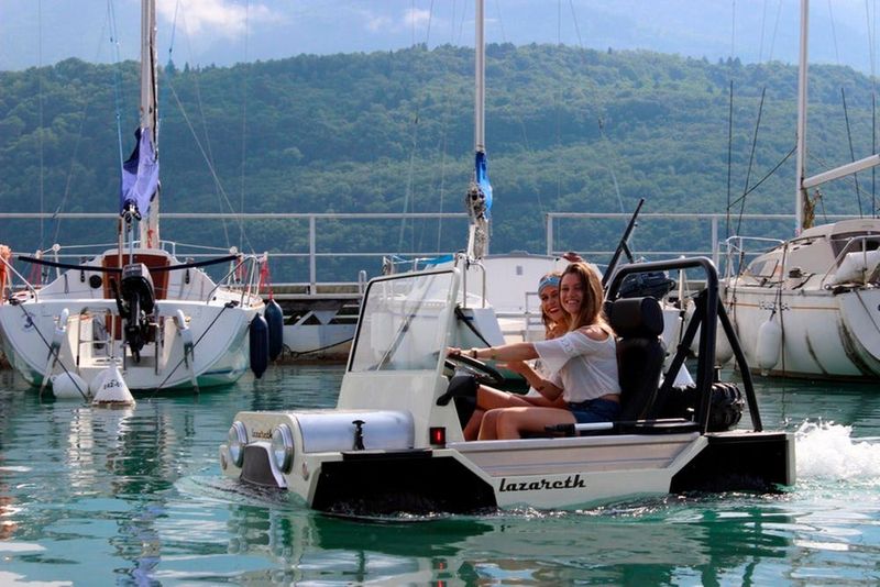 Das jüngste Vehikel des Tuners basiert auf dem Mini Moke und macht als Amphibienfahrzeug zu Lande und zu Wasser eine gute Figur. (Lazareth)