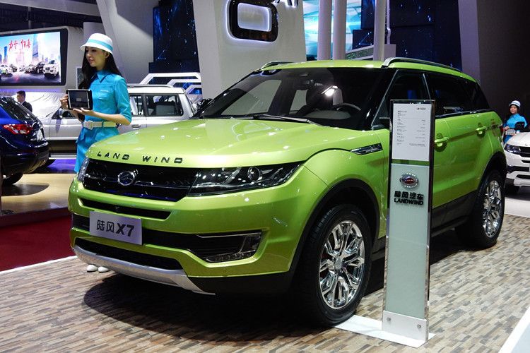 Hier sollte Range Rover Lizenzgebühren oder Schmerzensgeld einfordern: Der Landwind X 7 von Jiangling Motors, immerhin einer der größten chinesischen Hersteller, gleicht in fast dreister Weise dem erfolgreichen Evoque. (Foto: sp-x/Peter Maahn)