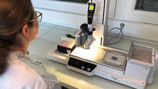 Manon Vendredi, Labortechnikerin für Genotypisierung bei Sakata, verwendet den Assist-Plus-Pipettierroboter, um das Laden von Mikrofluidik-Chips zu automatisieren.  (Bild: Integra Biosciences)
