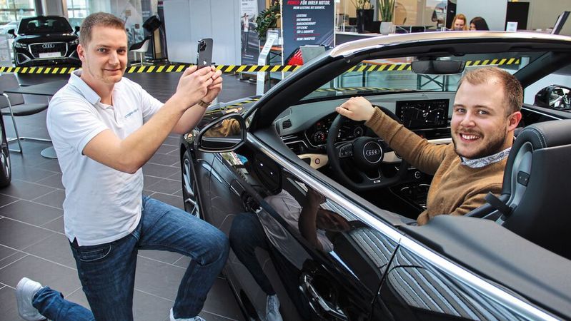 Das nächste Video kommt bestimmt: Marketingleiter Patrick Walz (links) und Verkaufsberater William Bignami Ruiz beim Dreh für TikTok.(Bild:  Autohaus Stoppanski)