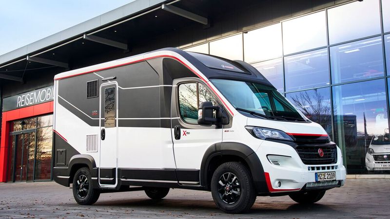 Mit dem fließenden Übergang vom Fiat-Ducato-Fahrerhaus zum schwarzweißen Aufbau mit mattschwarzen Alu-Felgen und kurzen Überhängen wirkt der Challenger auf den ersten Blick tatsächlich wie ein Kastenwagen. (Bild: Challenger)