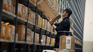 Blick ins Fristad-DC: Das Unternehmen baut sein E-Commerce-Geschäft in Europa mit einem neuen Webshop für Deutschland weiter aus. (Bild: Fristads)