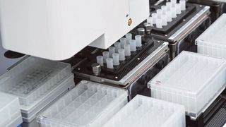 Bild 1: In der automatisierten Laboranalytik werden leistungsfähige Linearantriebe benötigt. Die meisten Anlagenhersteller bevorzugen Komplettmodule. (Bild: Denis Starostin/Shutterstock)
