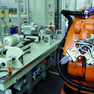 Bild 2: Der Roboter führt die Werkstücke an die Entgratwerkzeuge.