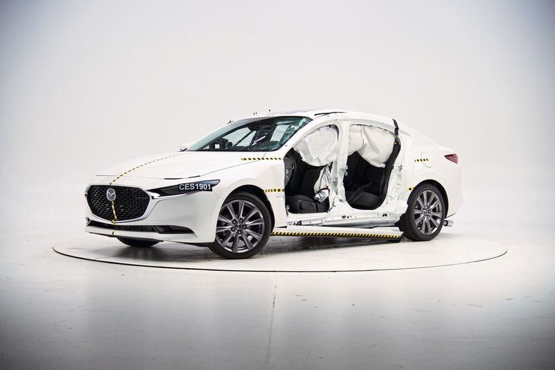 Der Mazda 3, Modelljahr 2019 nach dem Seitenaufprall: Die Türen wurden entfernt, um die Schäden an der Karosserie besser zu sehen. (Insurance Institute for Highway Safety)