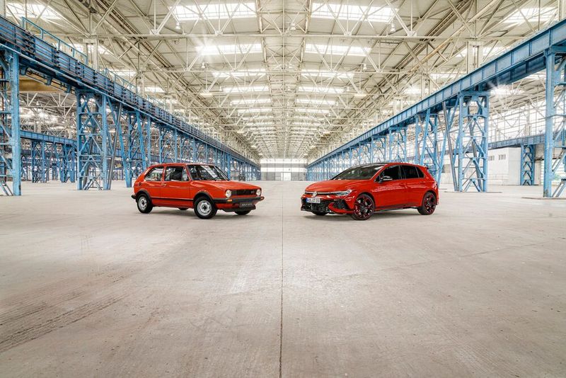 GTI-Originale – Der Volkswagen Golf GTI ging 1976 in Serie trifft 2026 auf den aktuellen Golf GTI Edition 50. (Bild: VW)